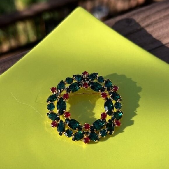 HOLIDAY🎄🎄OTC Green Red Rhinestone Wreath BROOCH - Picture 2 of 7